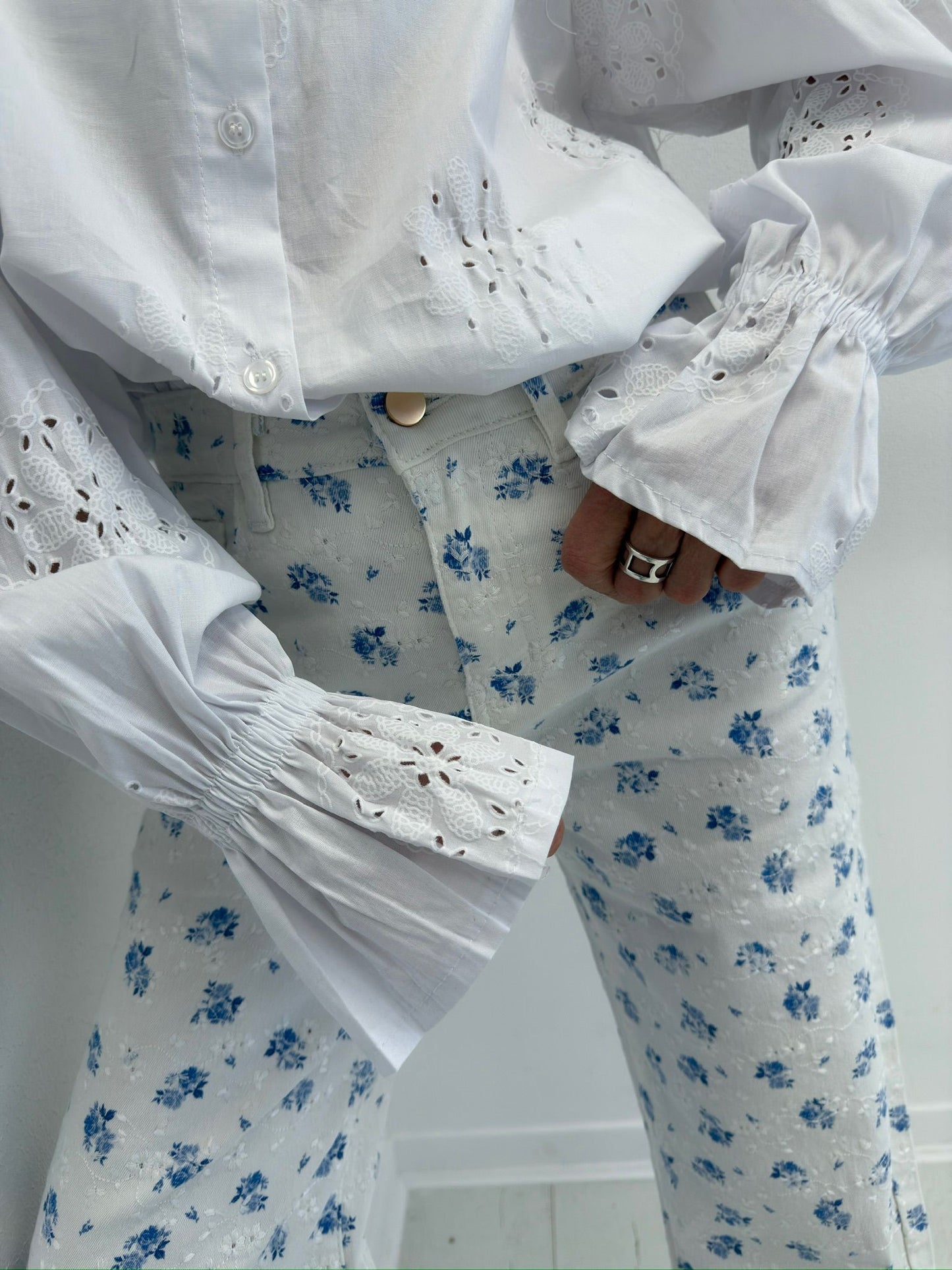 SPRING BLOSSOM | Jeans com flores bordadas