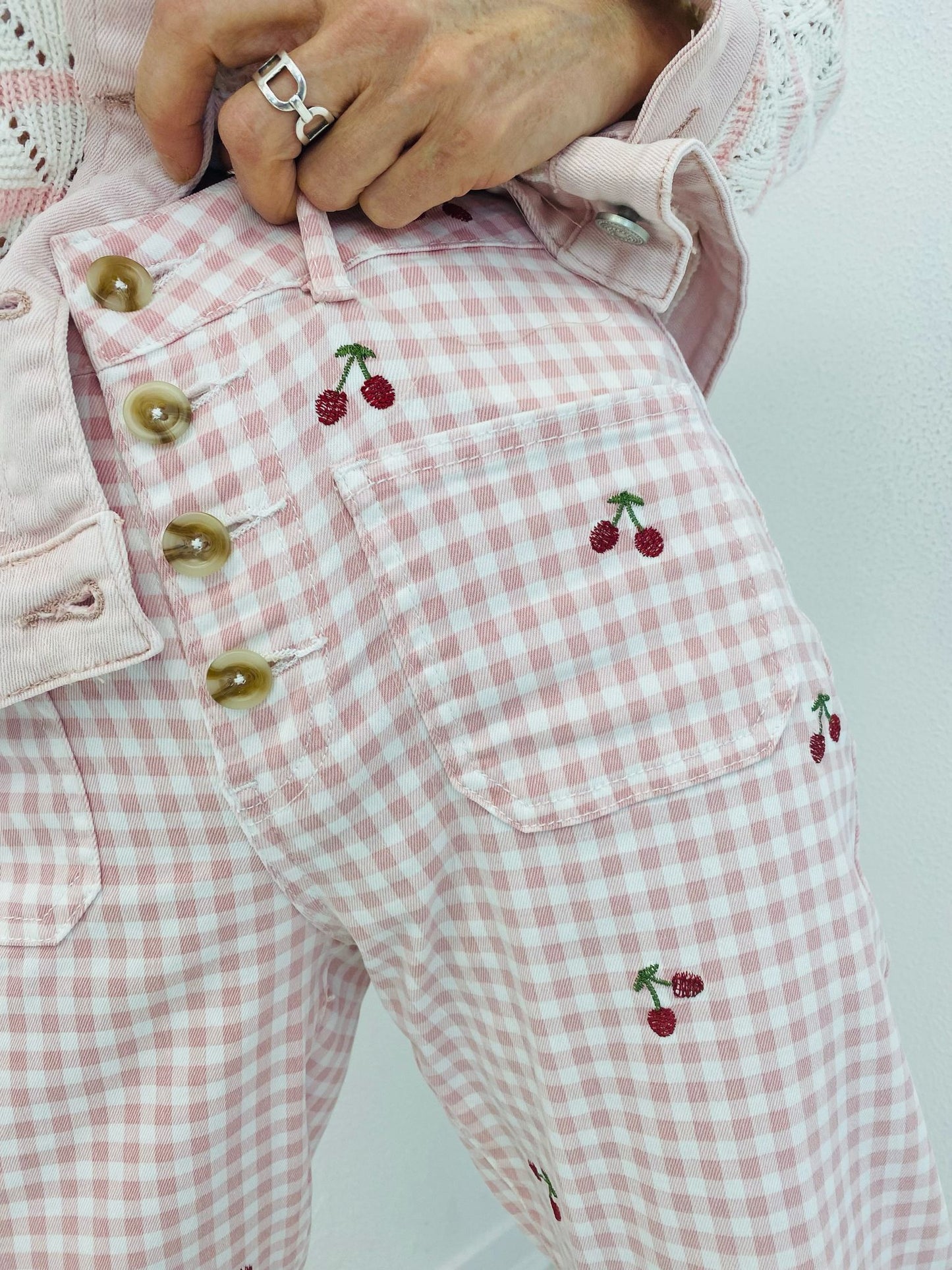 CHERRIE VICHY | Jeans coupe wide estampado vichy com cerejas bordadas