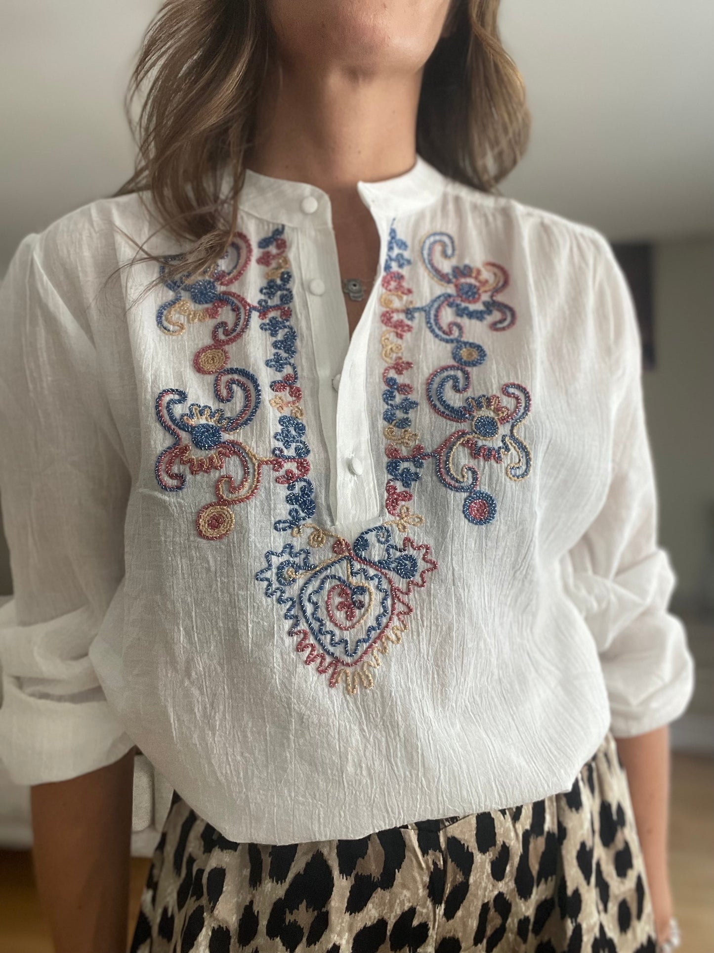 JOANNE| Shirt with colorful embroidery
