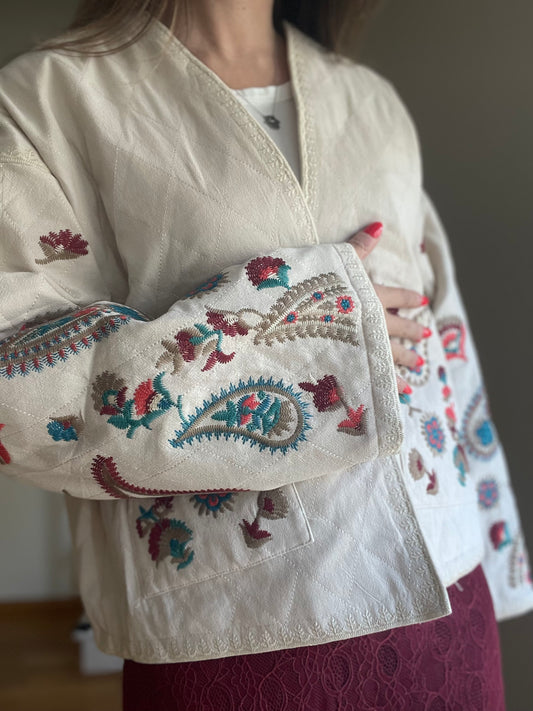 ESSÊNCIA | Casaco com bordados coloridos