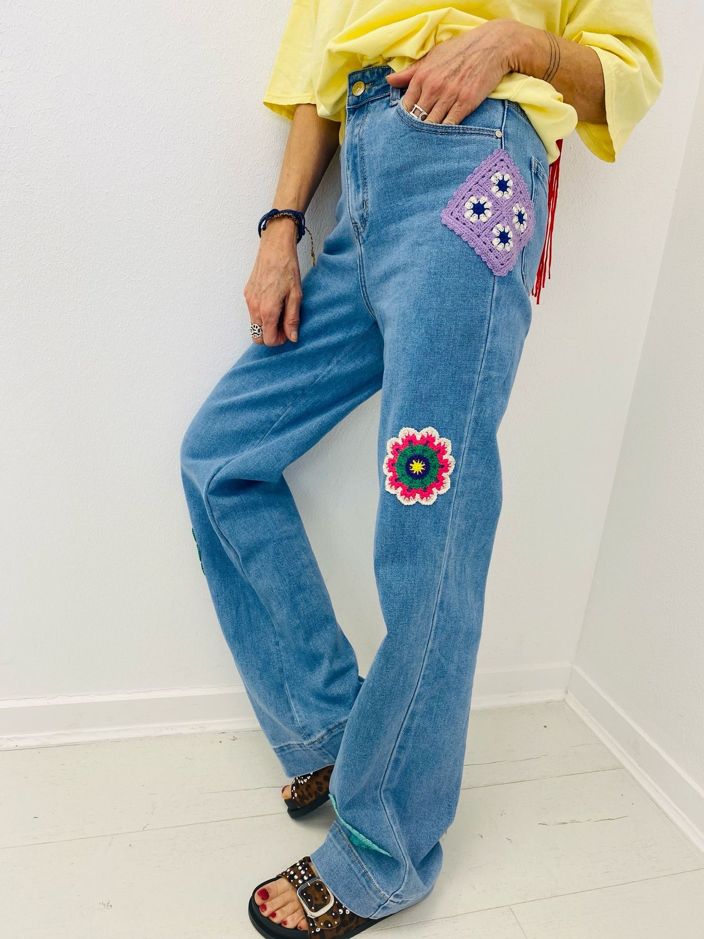 BOHO BLOOM | Jeans com aplicações de flores em croché