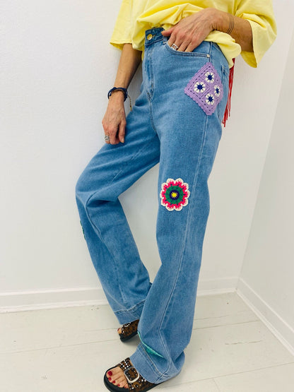 BOHO BLOOM | Jeans com aplicações de flores em croché
