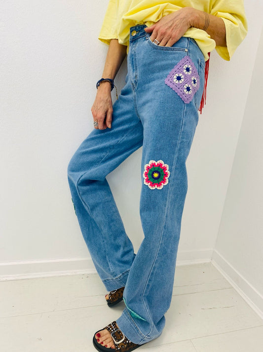 BOHO BLOOM | Jeans com aplicações de flores em croché