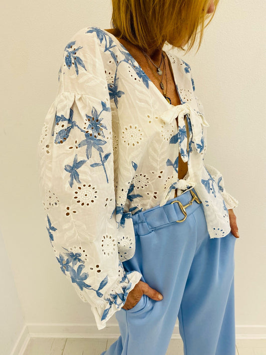 LÁ VIE | Blusa com atilhos e estampado floral
