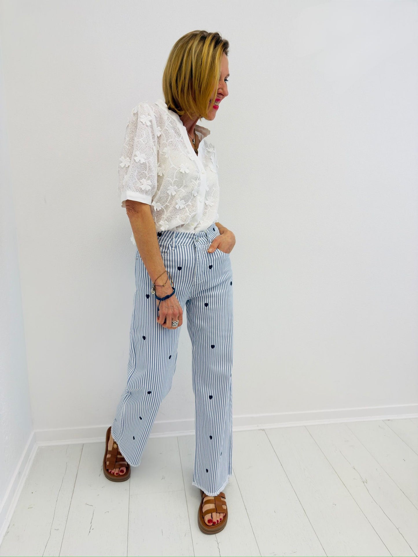 BLUE HEARTS | Jeans com riscas e corações bordados